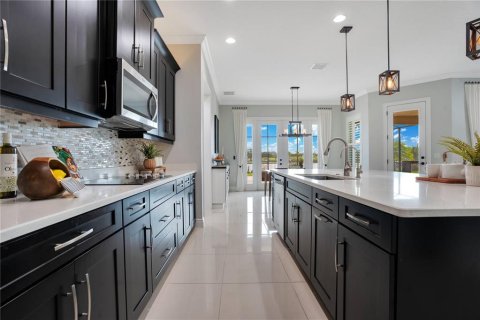 House in Winter Garden, Florida 4 bedrooms, 375.88 sq.m. № 1910620 - photo 5