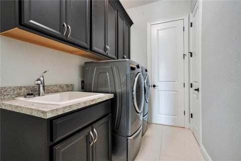 House in Winter Garden, Florida 4 bedrooms, 375.88 sq.m. № 1910620 - photo 16
