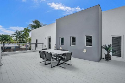House in Fort Lauderdale, Florida 6 bedrooms, 326.18 sq.m. № 1768192 - photo 9