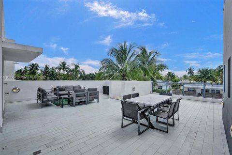 House in Fort Lauderdale, Florida 6 bedrooms, 326.18 sq.m. № 1768192 - photo 7