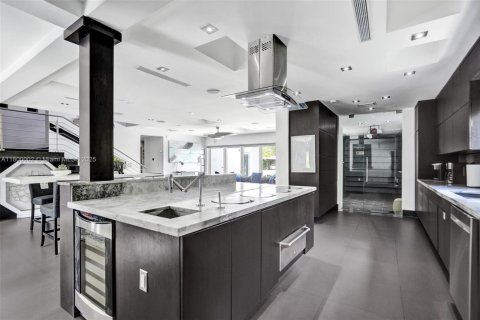 House in Fort Lauderdale, Florida 6 bedrooms, 326.18 sq.m. № 1768192 - photo 23
