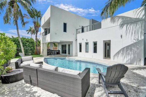 House in Fort Lauderdale, Florida 6 bedrooms, 326.18 sq.m. № 1768192 - photo 2
