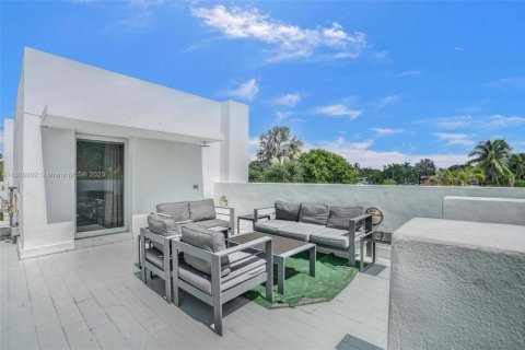 House in Fort Lauderdale, Florida 6 bedrooms, 326.18 sq.m. № 1768192 - photo 8