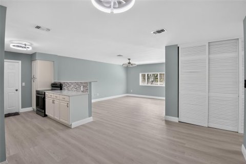 Villa ou maison à vendre à Deltona, Floride: 3 chambres, 137.59 m2 № 2306716 - photo 21