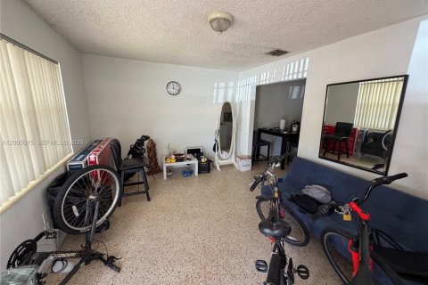 House in Miami, Florida 4 bedrooms, 145.3 sq.m. № 2070502 - photo 2