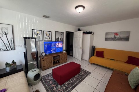 House in Miami, Florida 4 bedrooms, 145.3 sq.m. № 2070502 - photo 9