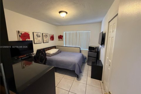 House in Miami, Florida 4 bedrooms, 145.3 sq.m. № 2070502 - photo 14