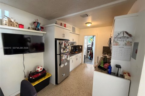 House in Miami, Florida 4 bedrooms, 145.3 sq.m. № 2070502 - photo 3