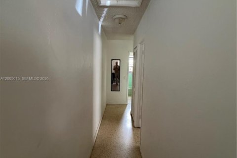 House in Miami, Florida 4 bedrooms, 145.3 sq.m. № 2070502 - photo 4