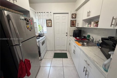 House in Miami, Florida 4 bedrooms, 145.3 sq.m. № 2070502 - photo 12
