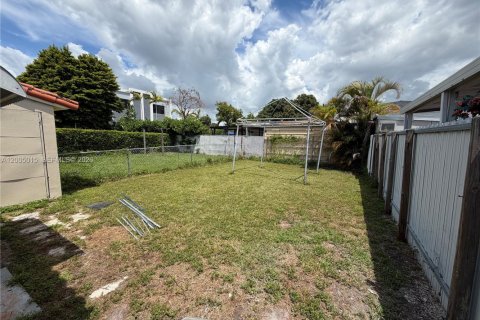 House in Miami, Florida 4 bedrooms, 145.3 sq.m. № 2070502 - photo 8