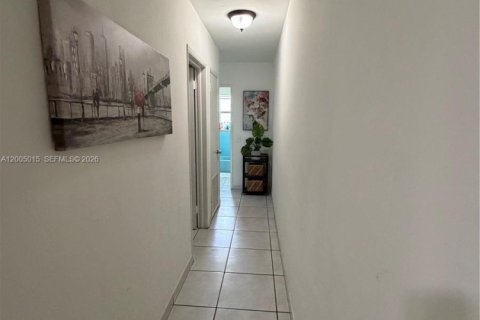 House in Miami, Florida 4 bedrooms, 145.3 sq.m. № 2070502 - photo 13