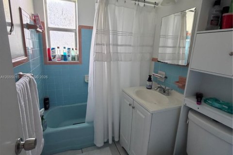 House in Miami, Florida 4 bedrooms, 145.3 sq.m. № 2070502 - photo 16