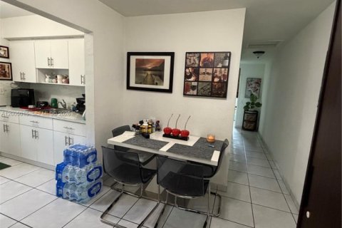 House in Miami, Florida 4 bedrooms, 145.3 sq.m. № 2070502 - photo 10