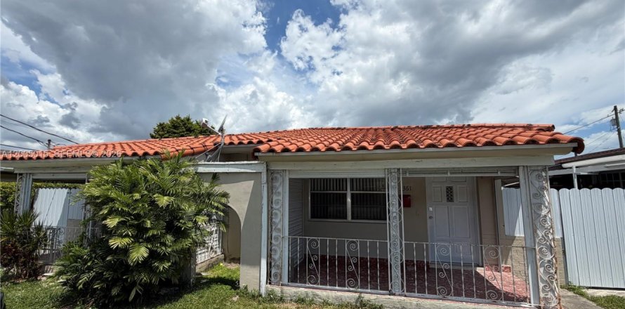 House in Miami, Florida 4 bedrooms, 145.3 sq.m. № 2070502