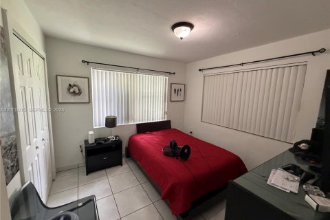 House in Miami, Florida 4 bedrooms, 145.3 sq.m. № 2070502 - photo 15