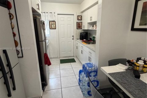 House in Miami, Florida 4 bedrooms, 145.3 sq.m. № 2070502 - photo 11