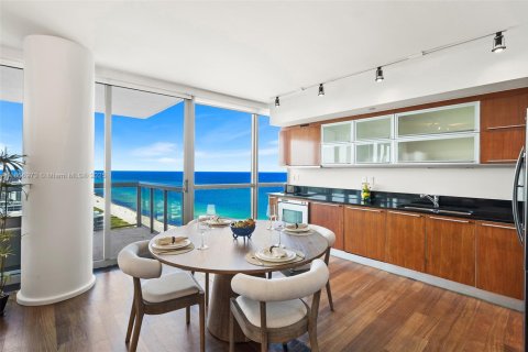 Condo in Miami Beach, Florida, 2 bedrooms  № 2022942 - photo 11