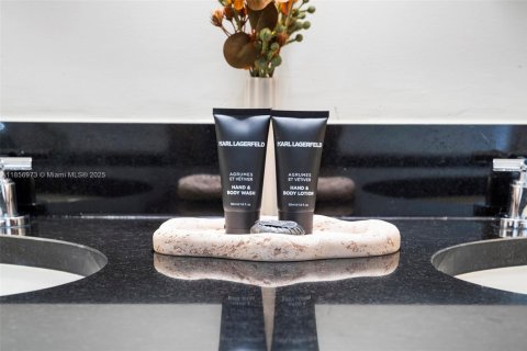 Condo in Miami Beach, Florida, 2 bedrooms  № 2022942 - photo 30