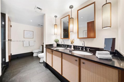 Condo in Miami Beach, Florida, 2 bedrooms  № 2022942 - photo 29