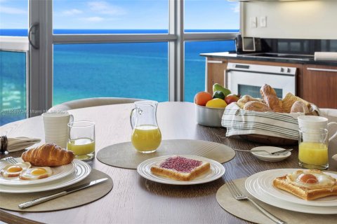 Condo in Miami Beach, Florida, 2 bedrooms  № 2022942 - photo 13