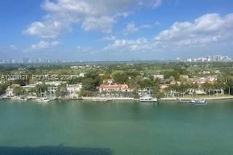 Condo in Miami Beach, Florida, 2 bedrooms № 2073827 - photo 2