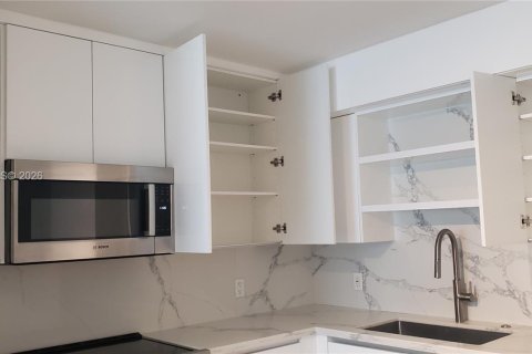 Condo in Miami Beach, Florida, 2 bedrooms № 2073827 - photo 6