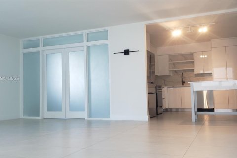 Condo in Miami Beach, Florida, 2 bedrooms № 2073827 - photo 8