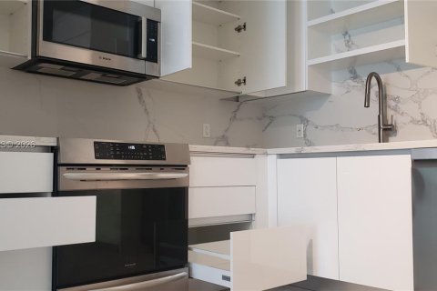 Condo in Miami Beach, Florida, 2 bedrooms № 2073827 - photo 5