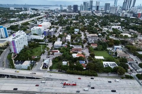 House in Miami, Florida 2 bedrooms, 131.83 sq.m. № 2015907 - photo 16