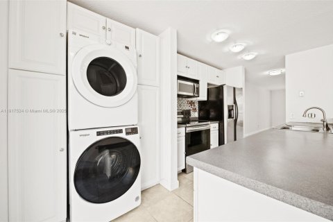 Townhouse in Pembroke Pines, Florida 3 bedrooms, 126.35 sq.m. № 1972504 - photo 16