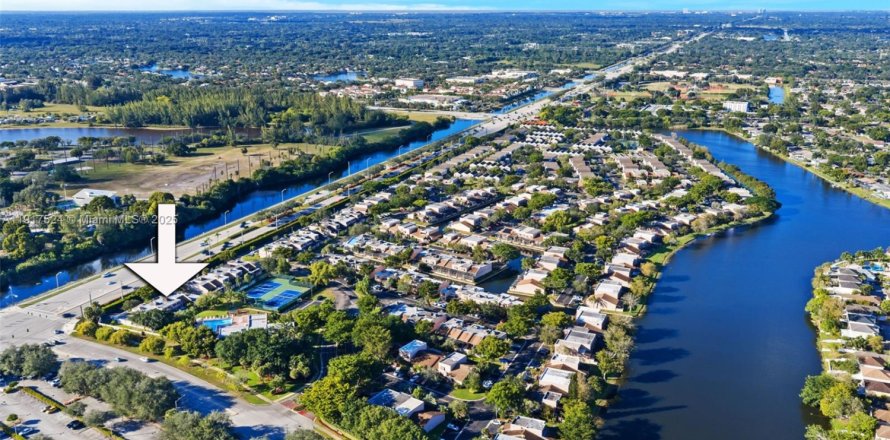 Townhouse in Pembroke Pines, Florida 3 bedrooms, 126.35 sq.m. № 1972504