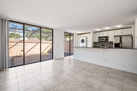 Townhouse in Pembroke Pines, Florida 3 bedrooms, 126.35 sq.m. № 1972504 - photo 13