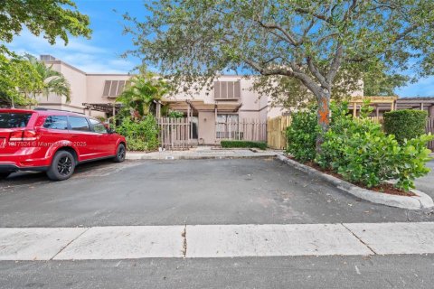 Townhouse in Pembroke Pines, Florida 3 bedrooms, 126.35 sq.m. № 1972504 - photo 5