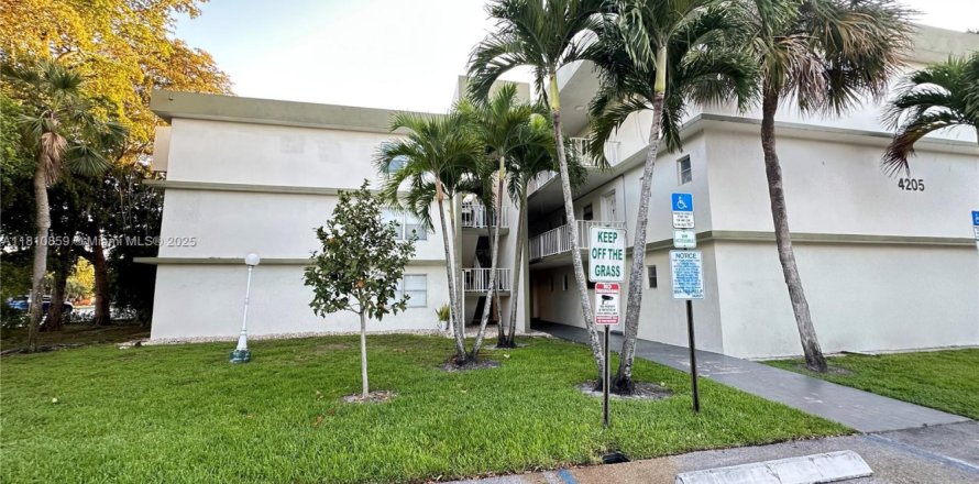 Condominio en Sunrise, Florida, 2 dormitorios № 2054866