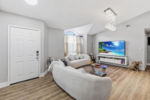 House in Orlando, Florida 3 bedrooms, 117.8 sq.m. № 2354398 - photo 2