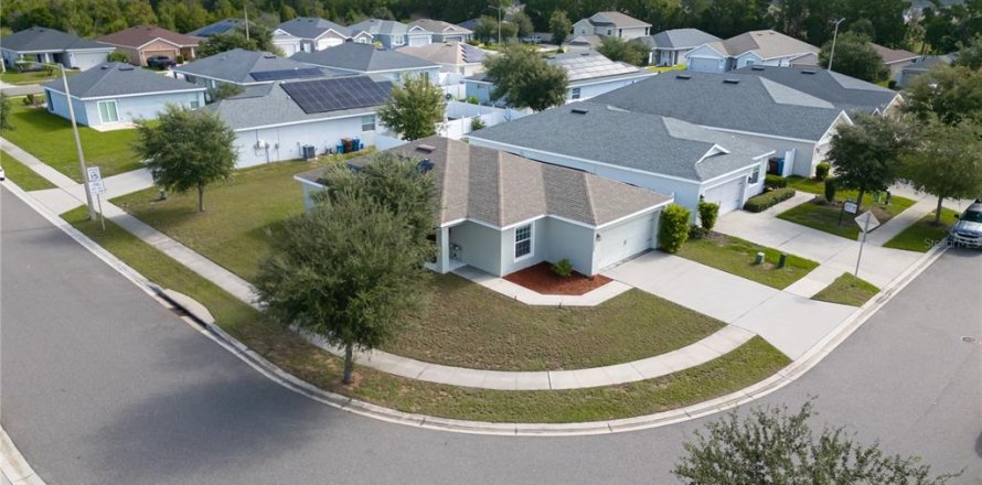 House in Haines City, Florida 3 bedrooms, 122.63 sq.m. № 2347856