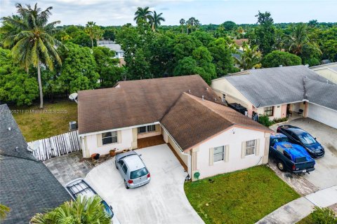 Купить виллу или дом в Лейк-Уорт, Флорида 3 спальни, 146.04м2, № 1955809 - фото 1