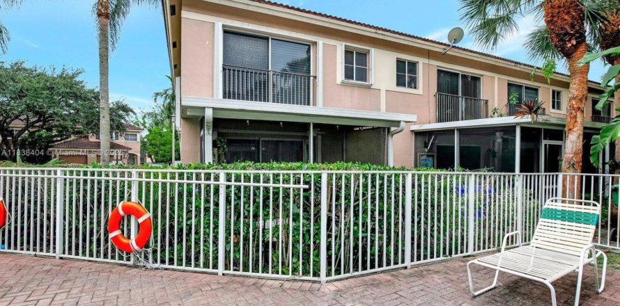 Townhouse in Pembroke Pines, Florida 3 bedrooms, 122.26 sq.m. № 1977396