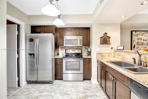 Townhouse in Pembroke Pines, Florida 3 bedrooms, 122.26 sq.m. № 1977396 - photo 3