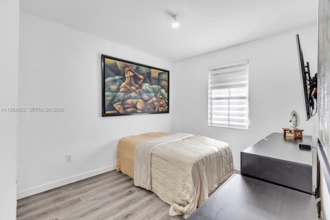 Townhouse in Doral, Florida 4 bedrooms, 165.64 sq.m. № 2011037 - photo 17