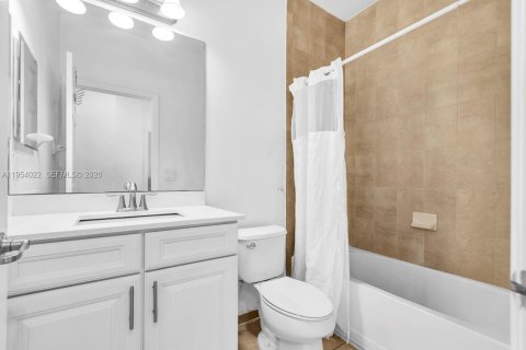 Townhouse in Doral, Florida 4 bedrooms, 165.64 sq.m. № 2011037 - photo 27