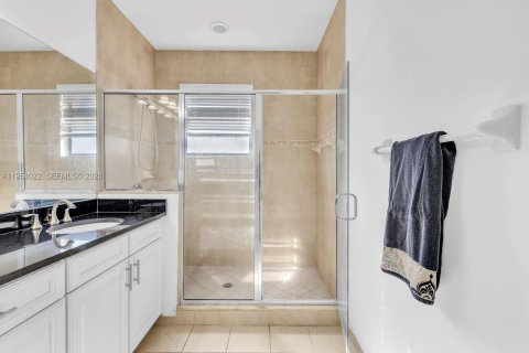 Townhouse in Doral, Florida 4 bedrooms, 165.64 sq.m. № 2011037 - photo 21