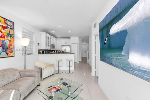 Townhouse in Doral, Florida 4 bedrooms, 165.64 sq.m. № 2011037 - photo 9