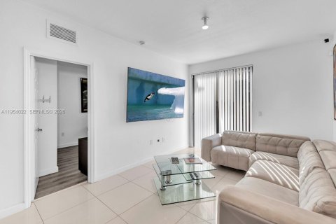 Townhouse in Doral, Florida 4 bedrooms, 165.64 sq.m. № 2011037 - photo 8