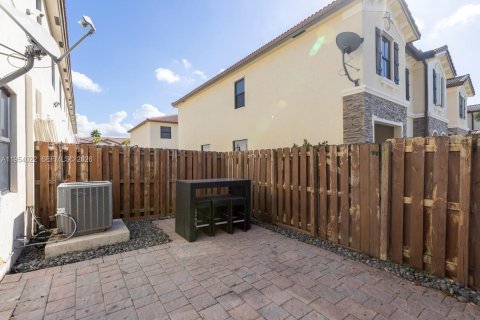 Townhouse in Doral, Florida 4 bedrooms, 165.64 sq.m. № 2011037 - photo 30