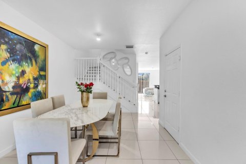 Townhouse in Doral, Florida 4 bedrooms, 165.64 sq.m. № 2011037 - photo 4