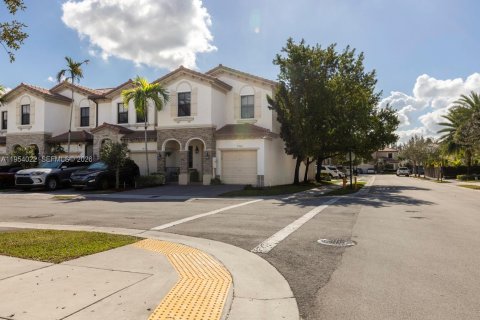 Townhouse in Doral, Florida 4 bedrooms, 165.64 sq.m. № 2011037 - photo 3