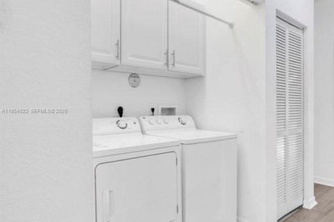 Townhouse in Doral, Florida 4 bedrooms, 165.64 sq.m. № 2011037 - photo 18