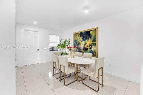 Townhouse in Doral, Florida 4 bedrooms, 165.64 sq.m. № 2011037 - photo 5